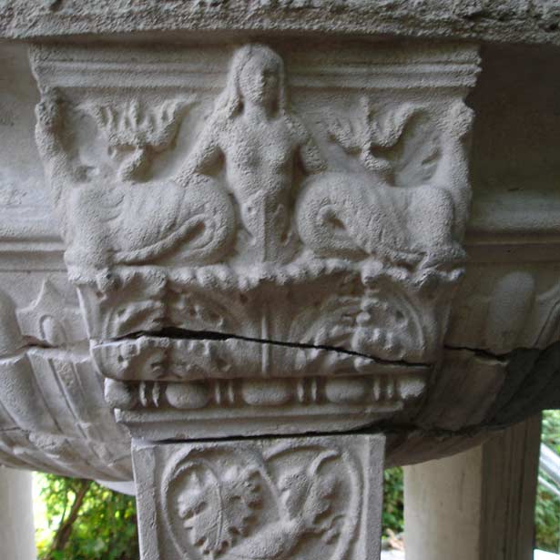 Gereinigter Vorzustand eines ornamentalen Details mit Rissen und Fehlstellen